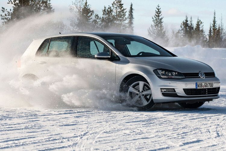 ... müssen die Testfahrzeuge ihre hohes technisches Niveau beweisen ... (Foto: VW)