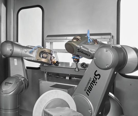 Deux robots STÄUBLI TX2-90 HE travaillant main dans la main pour plus de flexibilité et de productivité. Deux robots STÄUBLI TX2-90 HE travaillant main dans la main pour plus de flexibilité et de productivité.