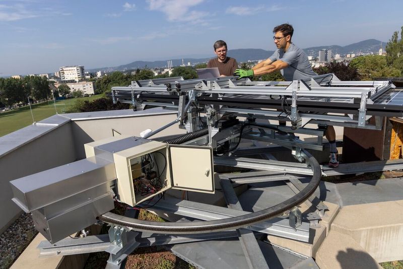 Armin Buchroither (rechts) und Thomas Neubauer vom Institut für Elektrische Messtechnik und Sensorik der TU Graz am vollständig zusammengefalteten Solarmodul FLAPTrack. (Bild: Lunghammer - TU Graz)