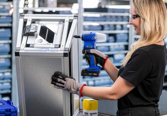 Auf der Blechexpo stellt Gesipa auch den Birdie vor. Das akkubetriebene Blindnietgerät wiegt ohne Akku nur 900 Gramm, hat aber und eine Setzkraft von 10.000 Newton, heißt es.(Bild:  Gesipa)