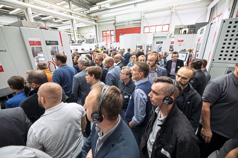 Impressionen der Hausausstellung 2019 – in diesem Jahre wird Hermle  über 20 Bearbeitungszentren mit interessanten Bearbeitungen aus den unterschiedlichsten Branchen präsentieren. (Hermle)