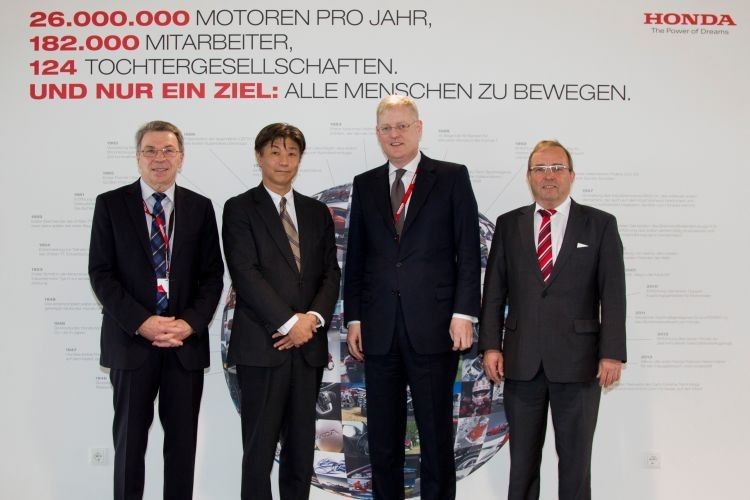 (v. li) Elmar Paltian, Vizepräsident von Honda Deutschland, Katsushi Inoue, Präsident von Honda Deutschland, Markus Frank, Wirtschaftsdezernent der Stadt Frankfurt am Main und Günter Schnatz, Vizepräsident von Honda Deutschland, freuen sich auf die offizielle Eröffnung des Flagship-Stores am kommenden Wochenende. (Foto: Honda)