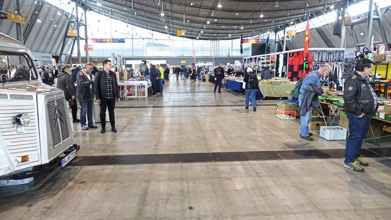Bis vor Kurzem undenkbar: übertrieben breite Gänge und einige leere Flächen auf der Retro Classics Stuttgart 2023. Immerhin fanden in diesem Jahr laut Aussteller 82.000 Besucher den Weg in die Messe Stuttgart. Das ist aber weder ein Rekord, noch entspricht es den regelmäßig kolportierten 90.000 Besuchern. (Bild: Dominsky –  »kfz-betrieb«)