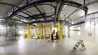 Das Lager bildet hier ein weitverzweigtes Hängebahnsystem, das so in eine bereits bestehende Halle eingebaut wurde, dass bei maximaler Platzausnützung ein Minimum an Weg und somit Zeit verbraucht wird.  (Bild: Luterbach)