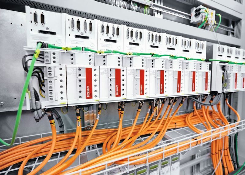 Die Servoverstärker AX5000 sorgen in Verbindung mit der leistungsfähigen EtherCAT-Kommunikation für schnelle, hochdynamische und exakte Bewegungsabläufe. (Beckhoff)