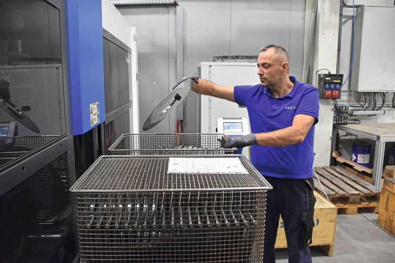 Die Reinigung erfolgt in Körben des Herstellers Kögel mit 670 Millimeter x 480 Millimeter x 400 Millimeter mit Deckel und gefederten Fachstangen zum Separieren der Teile. (Bild: Peter Kemptner)