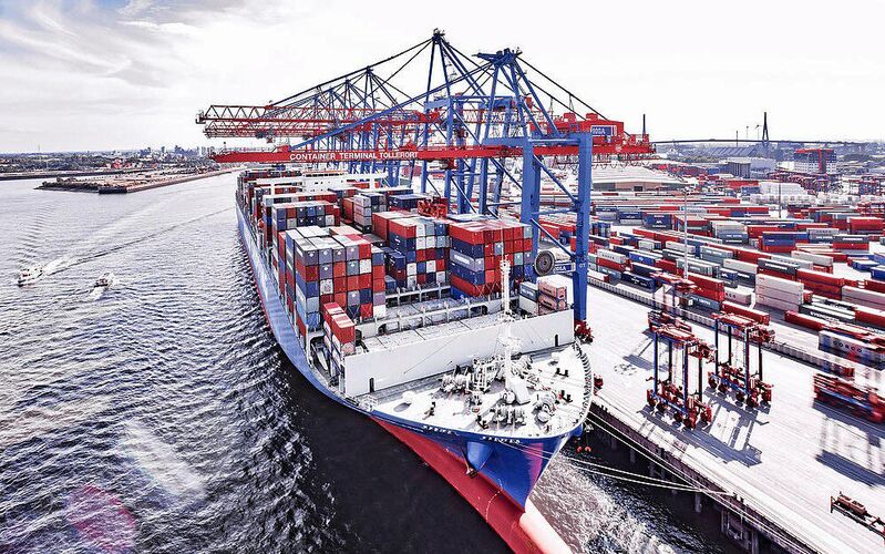 Die aufgrund diverser Krisen sehr lange lagernden Container im Hamburger Hafen spülen dem Logistikkonzern HHLA Geld in die Kassen. Man spricht vom sogenannten Lagergelderlös. Hier mehr Details.