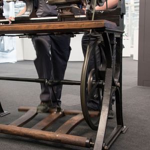 Über eine Fußwippe und einen Riemen...