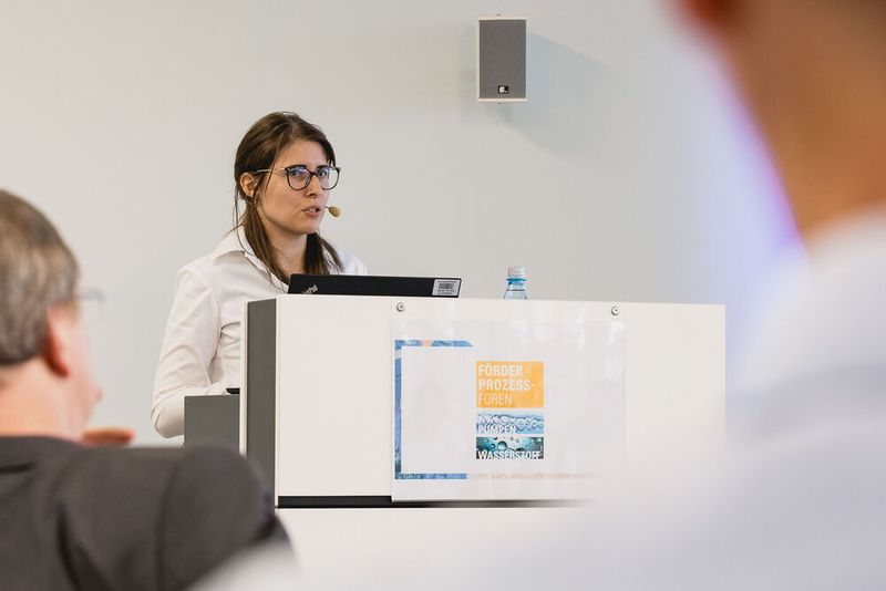 Sabrina Nicklas von Grundfos: Energieeffizienten Motoren, PID Kontroller und  Frequenzumrichter schaffen  die Grundlagen für Energieeinsparungen (Bild: Stefan Bausewein)