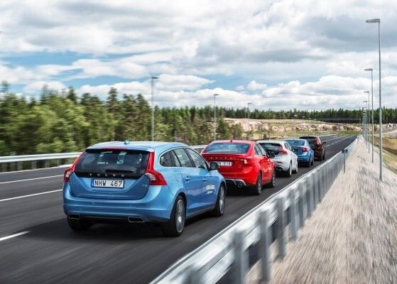 Im Testzentrum AstaZero lassen sich alle typischen, alltäglichen Verkehrssituationen darstellen -  hier das Fahren auf einer mehrspurigen Fahrbahn. (Bild: VOLVO)