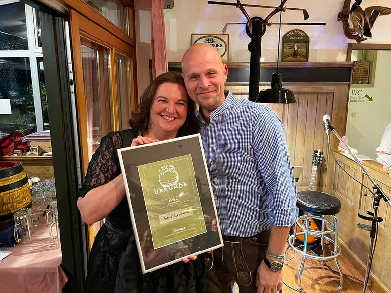 Frank Lohmann (Fujitsu) feiert mit Lilli Kos (IT-BUSINESS) Platz 2 in der Netto Klasse C. (Bild: Vogel IT-Medien GmbH)