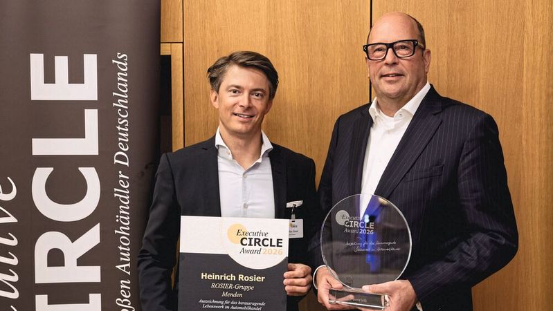 Da ist das Ding: Matthias Bauer, CEO der Vogel Communications Group, zeichnete Heinrich Rosier für sein Unternehmer-Lebenswerk aus.(Bild:  Stefan Bausewein)