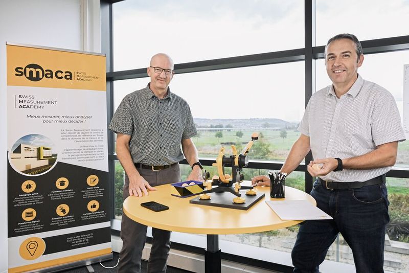 De g. à d. : Eric Schnyder, directeur de Sylvac et  David Méneur, responsable du centre de formation avec la SMACAtapulte,  un puissant outil pédagogique. (Source : SMACA)