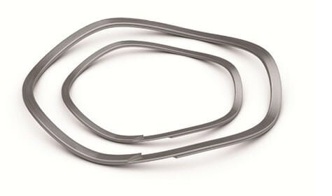 (Bild 4: Der ein- oder mehrfach gewundene, spiralförmige und mit einer axialen Wellenform ausgestattete Wavering kann zusätzlich zu seiner Sicherungsfunktion auch bidirektionale Vorspannkräfte bereitstellen bzw. erzeugen. Bild: TFC)