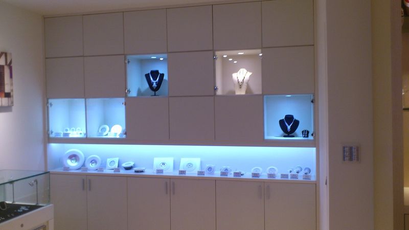 Edison Opto verfügt in seiner Niederlassung in Taipei über einen Showroom, in dem zum Beispiel die Lichtwirkung von LEDs in einem Juweliergeschäft demonstriert wird. (Bild: Franz Graser/EP)