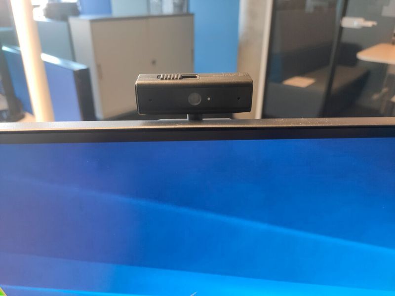 Die Full-HD-Kamera des Asus BE27ACSBK kann um 10 Grad geneigt werden. Zudem lässt sie sich um insgesamt 315 Grad drehen, so dass auch der Raum hinter dem Monitor erfasst werden kann. (Bild: Vogel IT-Medien)