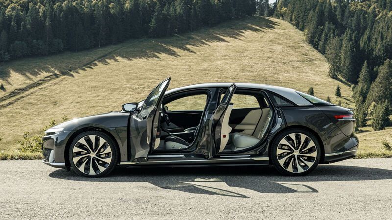 Für ein Elektroauto mit Riesen-Akku wirkt der Lucid Air relativ flach. (Bild: Lucid Motors)