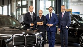 Dirk und Waltraud Horn (v.l.) übergeben ihr Unternehmen Autohaus Rolf Horn an die Procar Automobile Gruppe. Geschäftsführer Stefan Schmitt und CFO Nicolas Janssen wollen die drei Standorte in den nächsten Jahren nach dem BMW-Konzept Retail Next umbauen.  (Bild: Procar Automobile Gruppe)