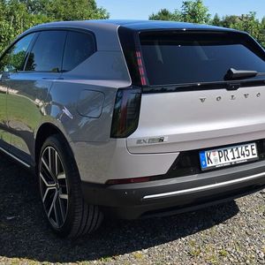 Die Verwandschaft mit dem EX90 ist beim Fahrzeugheck klar erkennbar. Volvo setzt auch beim EX60 auf ein segmentiertes, vertikales Rückleuchtendesign.(Bild:  Mauritz – VCG)
