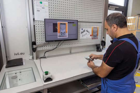 (Der ivii smartdesk ist ein intelligenter Montageplatz mit KI-basierter Qualitätssicherung, um eine fehlerfreie Produktion zu gewährleisten. (Bild: ivii))