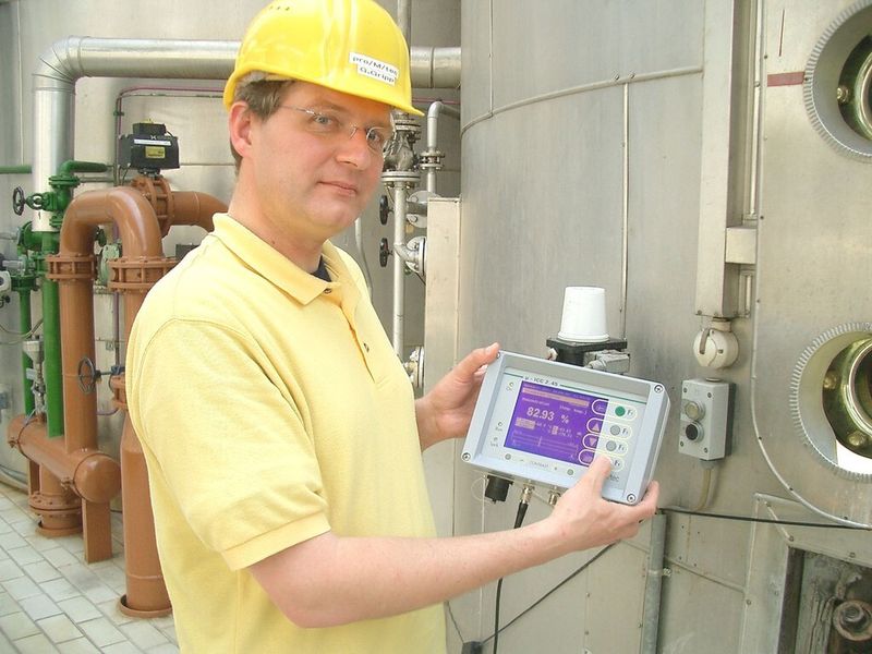 Die Messgeräte werden von einem der 14 technischen Mitarbeiter von Promtec installiert und skaliert. (Bild: Pro-M-Tec Theisen)