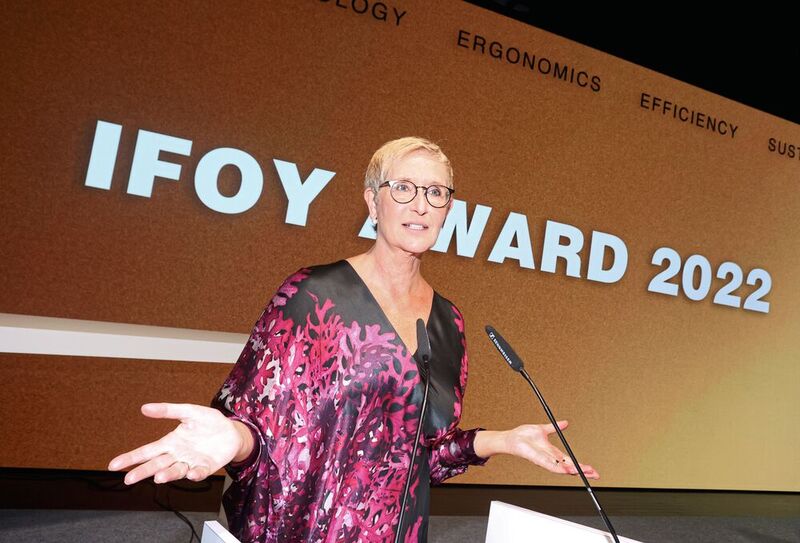 Anita Würmser, langjährige Logistik-Journalistin und Jury-Vorsitzende des Ifoy-Award, führte gewohnt souverän durch den kurzweiligen Abend der 10. Ifoy-Award-Verleihung in der Münchener BMW-Welt.