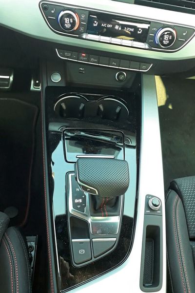 Eine Mittelkonsole, die man auf Anhieb versteht und sich ebenso zurecht findet. Gleiches gilt für die Bedienung der Klimatisierung: nichts, was einem Rätsel aufgibt oder das Suchen im 25. Untermenü erfordert. Ebenfalls angenehm und praktisch: ein Lautstärkeknopf in Form eines klassischen Drehreglers – nichts lässt sich leichter und schneller bedienen. Dass das Soundsystem mit seinen zehn Lautsprechern und einem Sechs-Kanal-Verstärker gerade mal 320 Euro Aufpreis kostet, verwundert schon fast, denn es macht seinem Namen alle Ehre: Es beschallt den Innenraum des A4 richtig gut. (Bild: VCG)