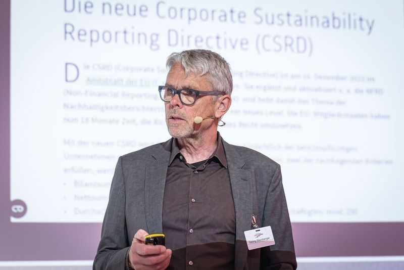 Anwenderkongress Steckverbinder 2023: Tag 1 mit Basisseminaren, Podiumsdiskussion und Posterslam. (Bild: Stefan Bausewein)