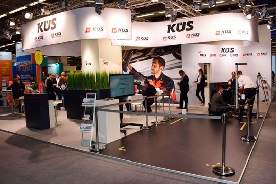 Die KÜS präsentiert gemeinsam mit der DIQ Zert GmbH auf dem Messestand der Sachverständigenorganisation wie Scheinwerfer-Einstellprüfgeräte kalibriert werden.(Bild:  Schweitzer)
