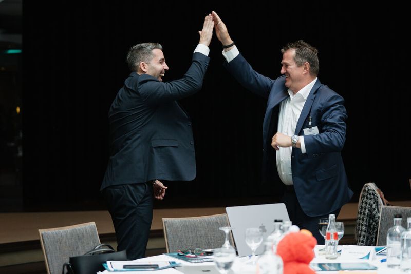 High Five geben sich Tobias Pflüger, Geschäftsführer von HORN & COSIFAN und Martin Greiwe, Vorstand der d.velop. (Bild: Vogel IT-Medien)