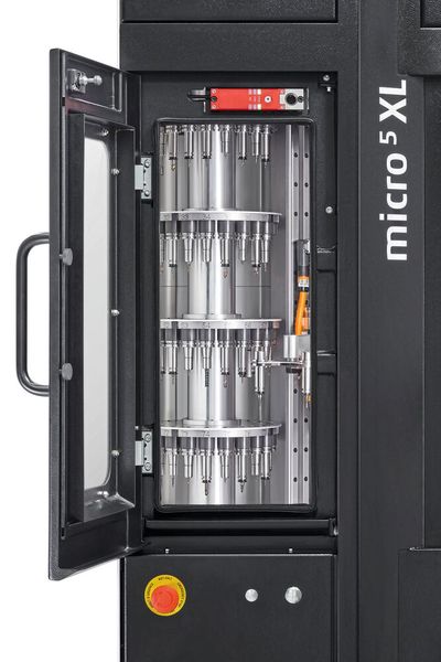 Im Footprint von nur 1,7 Quadratmeter integriert: das optimal zugängliche Magazin für insgesamt bis zu 100 Werkzeuge. (Bild: Chiron Group)