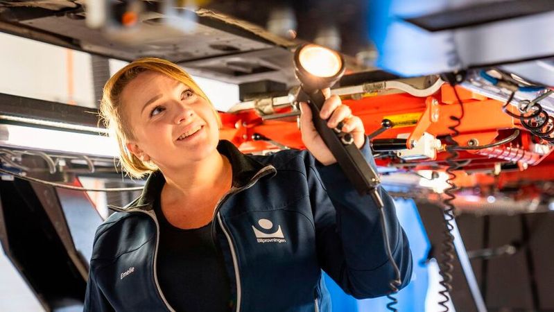 Eine Prüferin von Bilprovningen bei der Fahrzeuguntersuchung in einer der 109 Prüfstellen des schwedischen Unternehmens.(Bild:  Bilprovningen)