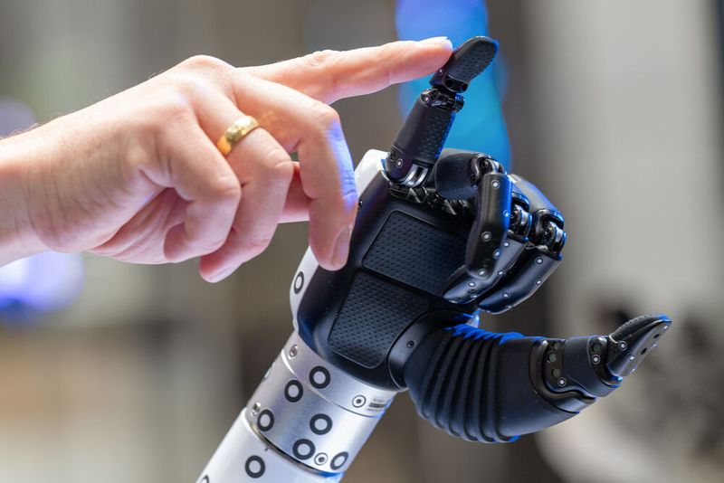 Die Hannover Messe 2026 ist Geschichte. Technologisch zeigt sie Wege für die Industrie in eine wettbewerbsfähige Zukunft mit Künstlicher Intelligenz, Automatisierung und Digitalisierung.  (Bild: Deutsche Messe AG)