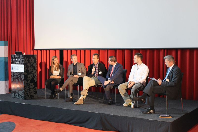 Die gesamte Diskussionsrunde (v.l.): Julia Wegeler, n-tv; Hubert Krautter, Finanz Informatik Technologie Services; Stephan Grabmeier, Innovation Evangelist; Philip Vospeter, Claas; Stephan Plesnik, Ingenieurbüro Dr. Plesnik und Günter Kurth, Computacenter. (Vogel IT-Medien)