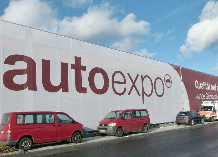 Auto Expo liegt direkt an der A5. Die Fassade ist weithin sichtbar. (Foto: Lulei)