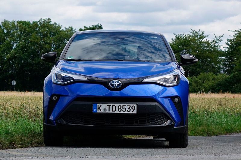 Die Frontscheinwerfer verfügen über ein Kurvenlicht, bei dem der kurveninnere Scheinwerfer analog zur Lenkbewegung mitschwenkt. (Bild: Rosenow/»kfz-betrieb«)