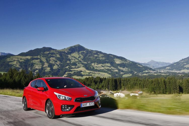 Kia setzt auf Sportlichkeit. Bisher stand die Marke vor allem für ein gutes Preis-Leistungsverhältnis, sieben Jahre Garantie und grundsolide Modelle – für emotionale Elemente war da kein Raum, was sich in diesem Sommer deutlich ändert, wenn die beiden Modelle Ceed GT und Pro Ceed GT zu Preisen ab 22.990 Euro bei den Händlern stehen werden. (Foto: Kia)