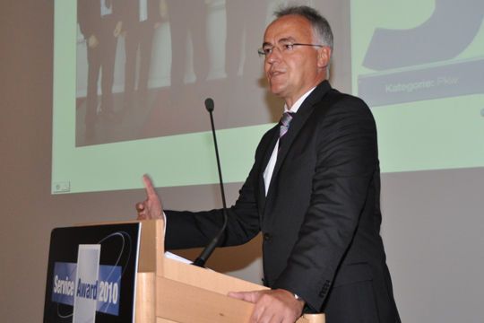 Mercedes-Serviceleiter Hans-Bahne Hansen gratulierte den top-platzierten Partner-Betrieben und Niederlassungen. (Archiv: Vogel Business Media)