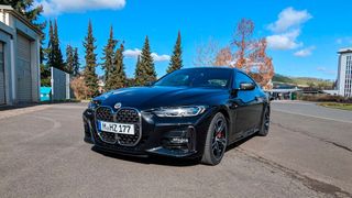 Die BMW-4er-Baureihe der Modellgeneration G22, erkennbar an dem mächtigen Kühlergrill in Nierenform, wird seit 2020 produziert. (Bild: Rosenow – »kfz-betrieb«)