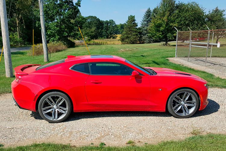 Der Camaro ist dabei geschrumpft und leichter geworden. Zwar ist er mit 478 cm Länge, 190 cm Breite und 135 cm Höhe noch immer ein großes Auto. Aber die Distanz zum Vorgänger macht sich trotzdem deutlich bemerkbar. (Foto: Jens Meiners)