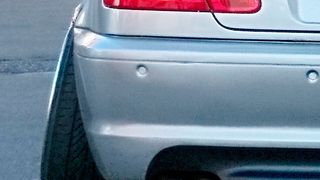 Mit der Achse ist alles in Ordnung, mit der Betriebserlaubnis nicht. Der Fahrer setzte auf maximales Rad-Reifen-Tuning mit einem absurd hohen Reifensturz. (KÜS)