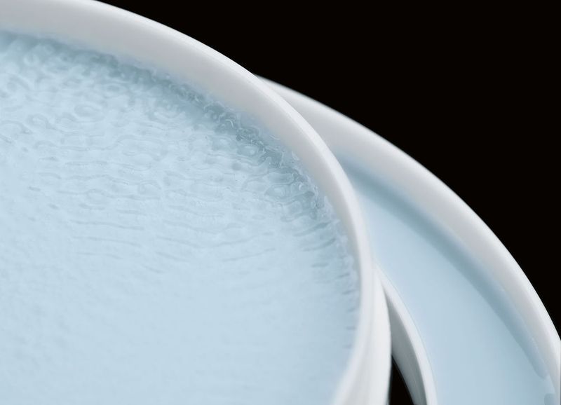 Der Schwebespalt zwischen der Platte und dem Automatisierungssystem sorgt für eine mechanische Trennung von Werkzeug und Maschine und verhindert, dass sich die Schwingungen auf die gesamte Anlage übertragen. (Festo AG & Co. KG)