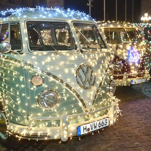 Zum „Twinkle Light Cruise“ hatten sich am vierten Adventssamstag in Hannover rund 150 Fahrzeuge zusammengefunden.(Bild:  Henning Scheffen Photography)
