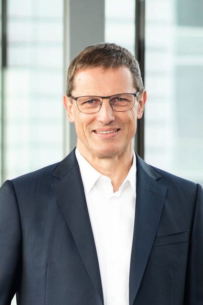 Institutsleitung: Mit Prof. Alexander Martin hat das Fraunhofer-Institut für Integrierte Schaltungen IIS seine Institutsleitung zum 1. November 2019 erweitert. In den Zuständigkeitsbereich des Experten für Künstliche Intelligenz werden insbesondere das ADA-Center „Analytics, Data, Applications“ sowie der Standort Nürnberg fallen. (Fraunhofer IIS)