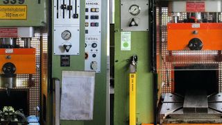 Auf der linken Seite die Presse vor und auf der rechten Seite nach dem Retrofit. (Wieland)