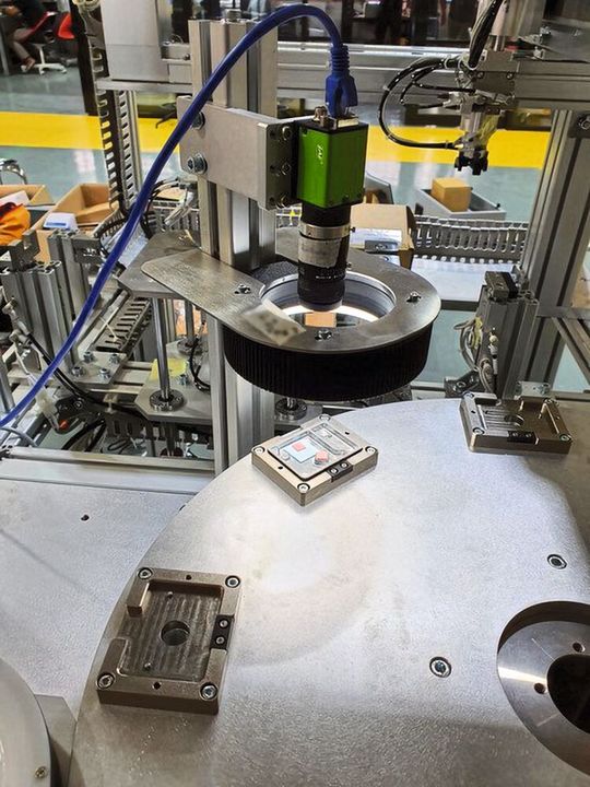 Ein von Rimburgs entwickeltes vollautomatisches System stellt sicher, dass die auf einen Aluminiumkühlkörper geklebten Wärmeleitpads vorhanden sind und perfekt an der vorgesehenen Stelle positioniert wurden.(Bild:  Rimburgs)