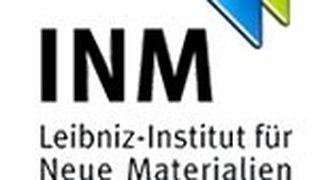 Forscher am INM –  Leibniz-Institut für Neue Materialien haben eine Materialbeschichtung entwickelt, die sich wie biegsame Keramik verhält. (Bild: INM)