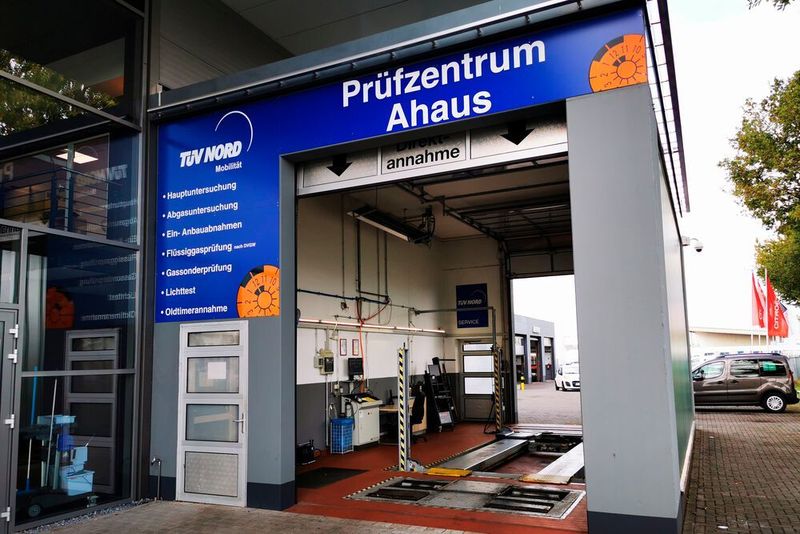 HU gefällig? Hier sitzt die Prüforganisation direkt auf dem Hof. (Ottmar Holz/»kfz-betrieb«)