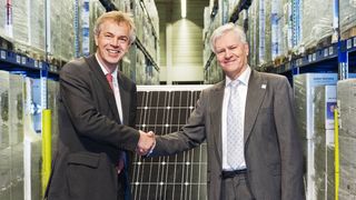 NRW-Umweltminister Johannes Remmel (l.) und Energiebau-Geschäftsführer Michael Schäfer.  (Bild: obs/Energiebau Solarstromsysteme)