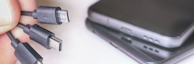 Welcher Stecker passt wo? Diese Frage muss man spätestens 2024 nicht mehr stellen.(Bild:  Ralf Geithe - stock.adobe.com)